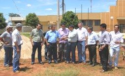 Zé Roberto assina ordem de serviço de 31 casas populares e visita obra da usina do conhecimento