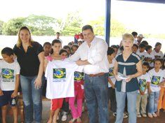 Entrega de uniformes as crianças do PETI