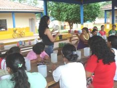 Mulheres aprendem a fazer artesanato com recicláveis