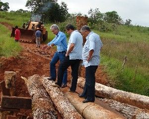 Prefeitura reconstrói ponte destruída pela chuva