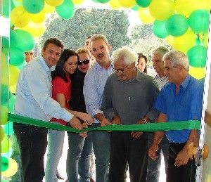 Com a presença de Geraldo Resende, prefeito inaugura CEI e asfalto