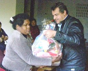 Prefeito acompanha entrega de cestas básicas 