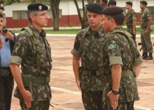 PREFEITO ZÉ ROBERTO ESTEVE NA TROCA DE COMANDO DO 17º RC-MEC