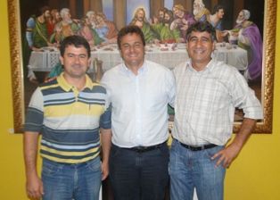 Prefeito Zé Roberto convida Luizinho e Agnaldo (Zorba) para compor sua equipe.