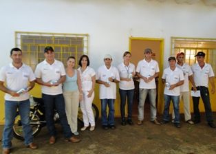 Agentes de Controle de Endemias recebem protetor solar.