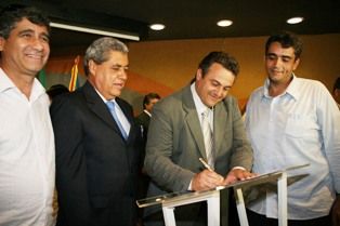 Prefeito assina na capital, vários Contratos de Repasse para o município.