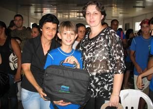Melhores alunos de Iguatemi ganham Notebooks por se destacarem em 2010.