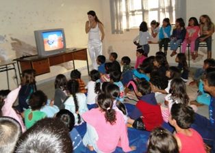 Crianças do PETI recebem palestra de cuidados com os Dentes.