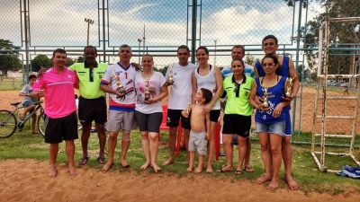 BINDA E CARLA FATURAM O CAMPEONATO DE VÔLEI DE AREIA ENTRE CASAIS 2016.