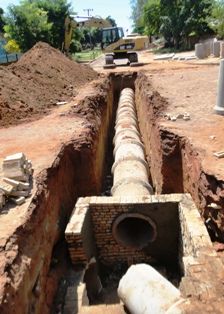 Prefeitura de Iguatemi constrói galerias pluviais com recursos próprios na Vila Nova.