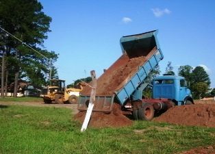 Obras de Iguatemi executa serviços no Destacamento do Exército Brasileiro.