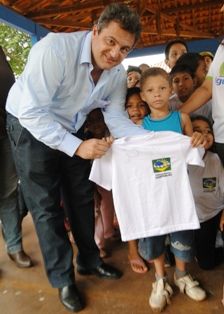 Alunos do PETI recebem uniformes do programa.