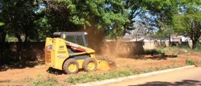 Mini máquina Carregadeira está limpando os lixos e entulhos da cidade de Iguatemi.