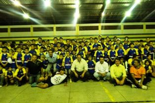 200 alunos da escolinha do Centro de Treinamento de Iguatemi receberam camisetas personalizadas.