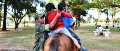 Destacamento Militar Sentinela da Liberdade recebeu crianças do Peti no dia do Soldado.