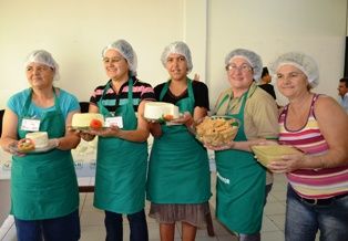 Mulheres de Iguatemi recebem curso de Derivados do Leite.