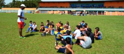 Peneirão no estádio de futebol de Iguatemi revela novos talentos.