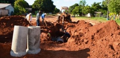 Antes do asfalto, Vila Rosa ganha galerias pluviais em Iguatemi.