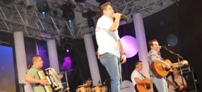 Léo e Giba levantou a platéia na segunda noite da Feira do Leite.