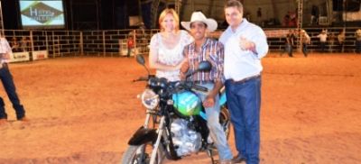 Peões de rodeios de Iguatemi são destaques em montarias nacionais.