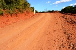 Cabeceiras de pontes e encostas ganham cascalhamentos em Iguatemi.