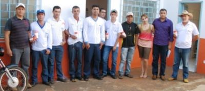 Secretaria de saúde entrega protetor solar para equipes.