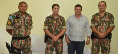 Prefeito Zé Roberto recebe Polícia Militar Ambiental em seu gabinete.