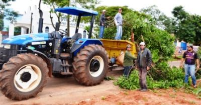 Prefeitura de Iguatemi realiza tapa-buracos e intensifica limpeza nas ruas após as chuvas.