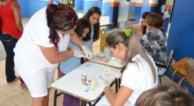 Alunos de escolas municipais fizeram exames para saber a tipagem sanguínea.