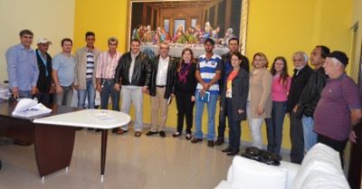 Administração firma convênio com entidades e associações