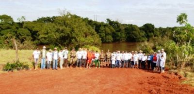 Pescadores amadores realizam limpeza e plantio de mudas nas margens do Rio Iguatemi.