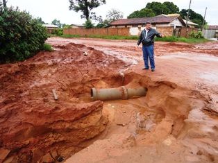Prefeito Zé Roberto visita bairros atingidos por fortes chuvas em Iguatemi.