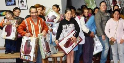 Prefeito e vice-prefeita entregam cobertores à famílias carentes de Iguatemi.