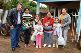Famílias trocam recicláveis por roupas em projeto social em Iguatemi.