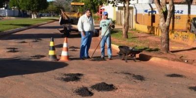 Prefeito acompanha serviços de tapa-buracos após período de fortes chuvas em Iguatemi.
