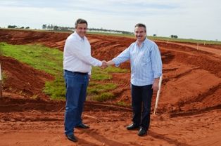 Prefeito e deputado visitam obras de levantamento de estrada rural em Iguatemi.