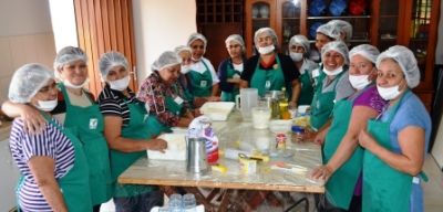 Merendeiras da Rede municipal de ensino de Iguatemi participam de curso de aperfeiçoamento.