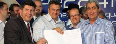 Prefeito Zé Roberto assina com Governador André, termo de entrega da ETE e construção de reservatório de água na Vila Ro