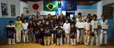 Prefeito e secretária social entregam novos uniformes e troféus aos caratecas em Iguatemi.