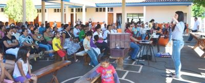 Famílias beneficiárias dos projetos habitacionais recebem palestras sobre saneamento básico e meio ambiente.