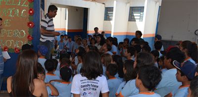 Secretário de Obras pafleta nas escolas sobre limpeza de terrenos