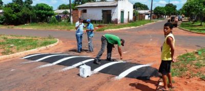 Prefeitura de Iguatemi implanta redutores de velocidade em diversas regiões da cidade.