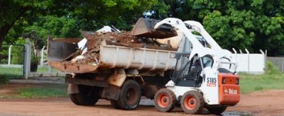 Equipes da Prefeitura intensificam trabalhos de limpeza urbana em todos os bairros.