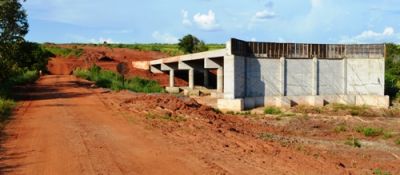 Ponte de concreto sobre o Rio Maracaí está praticamente pronta.