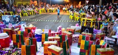 Show de prêmios para as mulheres atraiu milhares de pessoas à frente da Câmara em Iguatemi.