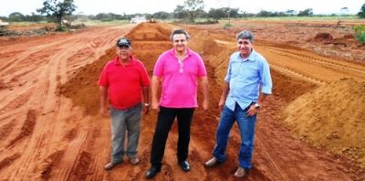 Prefeito Zé Roberto e secretário visitam obras de implantação da Frango Bello.