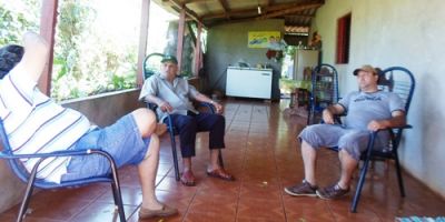 Prefeito e secretário de desenvolvimento fazem visitas no assentamento Rancho Loma.