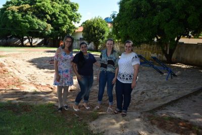PREFEITURA REALIZA REPOSIÇÃO DE AREIA DOS “PARQUINHOS” DAS PRÉ-ESCOLAS DO MUNICÍPIO.