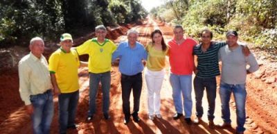 Prefeito e vereadores vistoriam serviços em estrada do Rancho Loma.