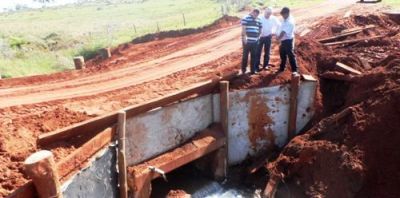 Prefeito Zé Roberto e Presidente da Câmara Jesus conferem melhorias feitas na área rural de Iguatemi.